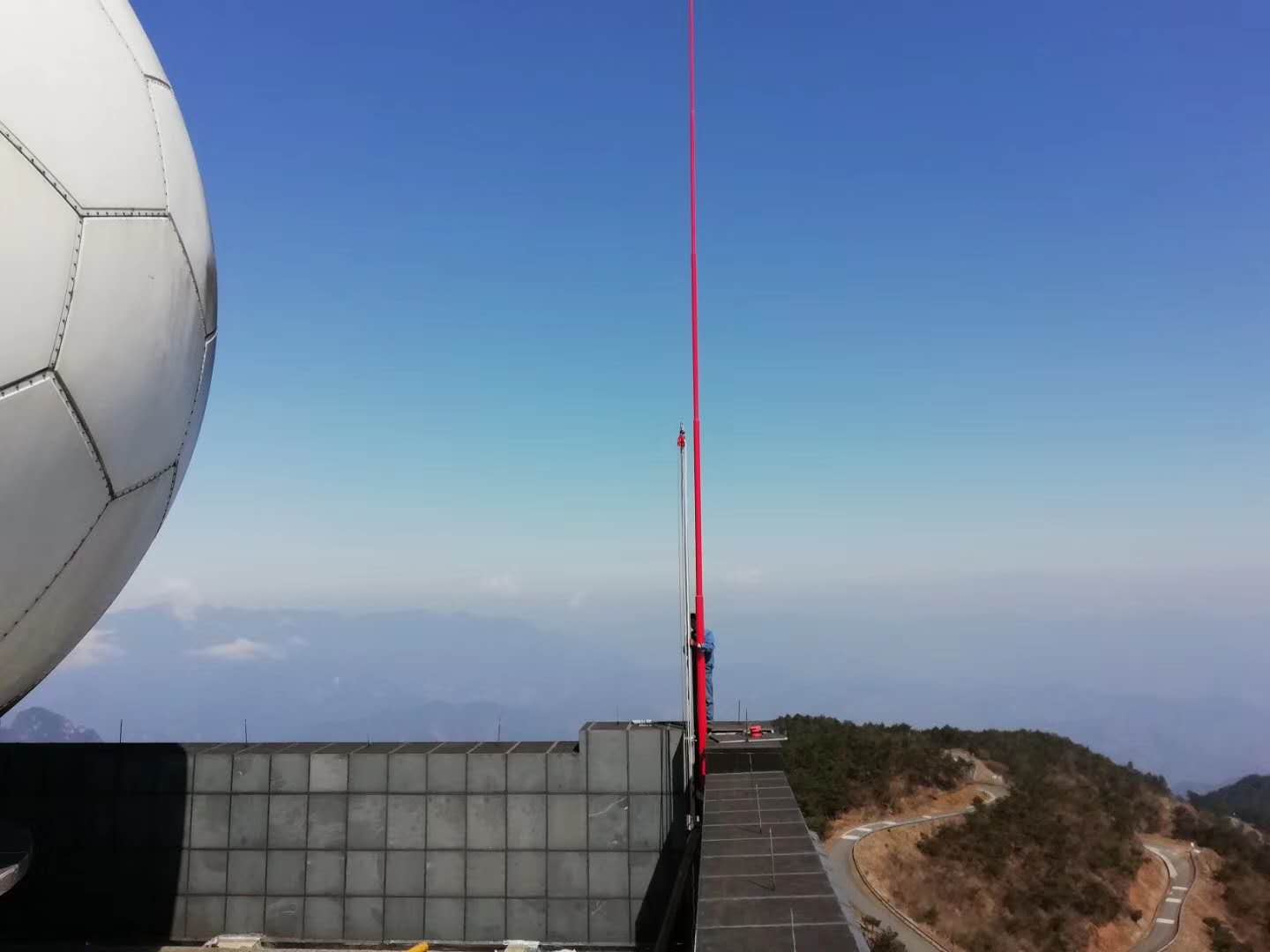 天气雷达站避雷针安装现场图